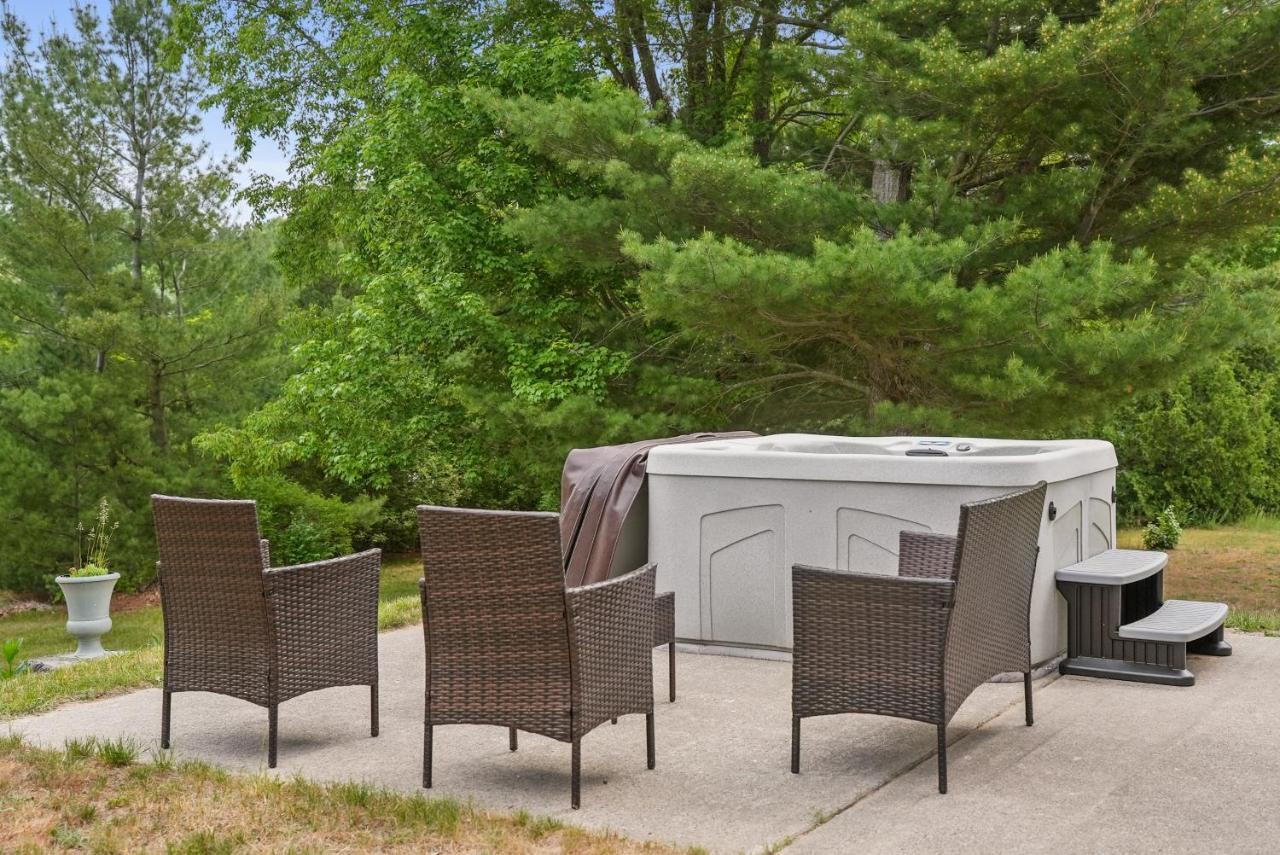 Long Lake Retreat- Hot Tub, Pool Table, Firepit Traverse City Exterior photo