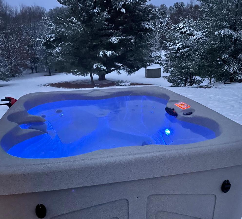 Long Lake Retreat- Hot Tub, Pool Table, Firepit Traverse City Exterior photo